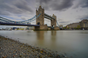 Obraz premium a view of tower bridge of London with cloudy dark sky in the background