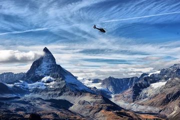 Crédence de cuisine en verre imprimé Cervin escue helicopter over the Matterhorn mountain