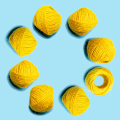 水色背景と円形に置いた黄色の麻糸
