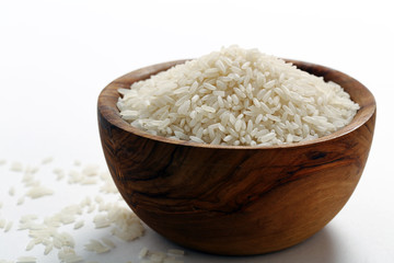 riso grezzo su sfondo bianco