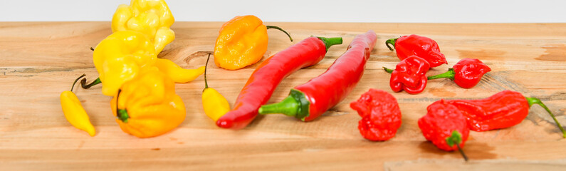 verschiedene scharfe Chilisorten auf einem Holzbrett Peperoni