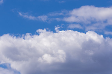 Fototapeta na wymiar Wolken mit einem Segelflugzeug