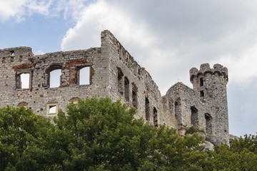 Fototapeta na wymiar the ruins of Ogrodzieniec castle in southern Poland