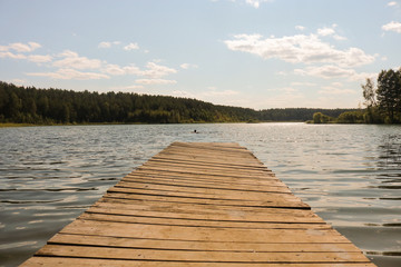 Obraz premium View to the lake from a wooden jetty