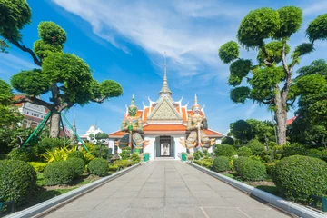 Zelfklevend Fotobehang Wat Arun the beautiful buddhist temple of dawn in Bangkok, Thailand © steph photographies