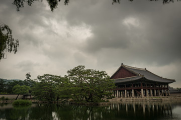 Fototapeta premium Pond inside gyeongbokgung palace