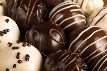 Dark & milk chocolate candies / pralines / truffles, assorted