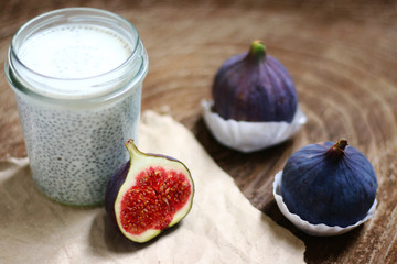chia pudding with figs