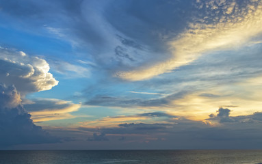 Obraz premium Clouds at dusk over ocean