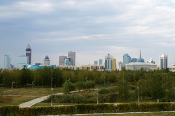 Fototapeta na wymiar Зелёный парк и панорама города на горизонте!