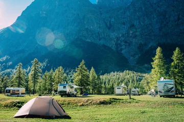 Foto op Plexiglas toeristentent in bergen die in Italië kamperen, actief rusten © Peakstock