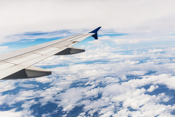 Obraz premium Looking through window aircraft during flight in wing with a blue sky