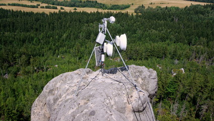 Urządzenie nadawczo odbiorcze, badawcze na samotnej skale w Górach Stołowych w Kotlinie Kłodzkiej