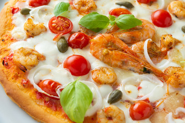 Pizza con gamberetti e pomodori ciliegini 
