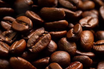 Naklejka premium Medium roasted organic coffee beans close up.