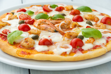 Pizza con gamberetti e pomodori ciliegini 