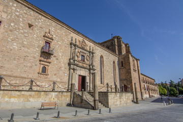 fachada renacentista-barroco del atrio del Colegio Arzobispo Fonseca en Salamanca, España