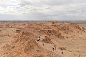 Obraz na płótnie Canvas Mongolia - tourists in the Gobi desert.