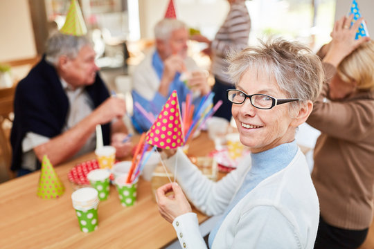 Senioren feiern Geburtstag im Altenheim