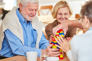 Senioren Gruppe mit Demenz stapelt Bausteine
