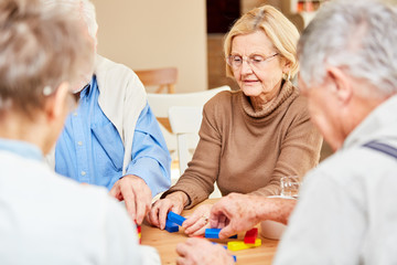 Demente Senioren spielen mit Bausteinen