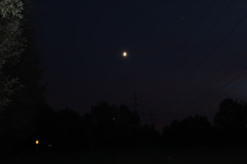 Fototapeta premium Schöner hellleuchtender Mond