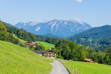 Fototapeta na wymiar Weg in den Alpen