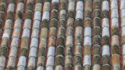 Verwitterte Oberflächen des alten Ziegeldachs eines alten Hauses in Südeuropa. 