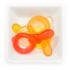 Schnuller aus Fruchtgummi in Schale