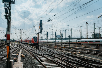 Nahverkehrszug fährt in Frankfurter Bahnhof ein 