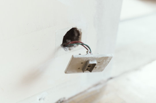 Old sockets and wiring: home renovation