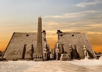 Fotobehang Bedehuis Toegang tot de tempel van Luxor bij zonsondergang, een groot oud Egyptisch tempelcomplex gelegen aan de oostelijke oever van de rivier de Nijl in de stad die tegenwoordig bekend staat als Luxor (Thebe). Werd gewijd aan de god Amon-Ra
