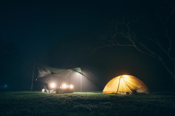 Fototapeta na wymiar 幻想的な霧のキャンプ風景