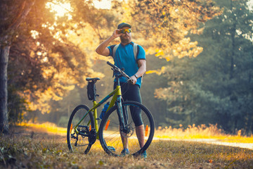 Obraz premium bearded man cyclist rides in the forest on a mountain bike.