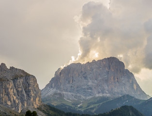 Langkofel mit mystischen Wolken