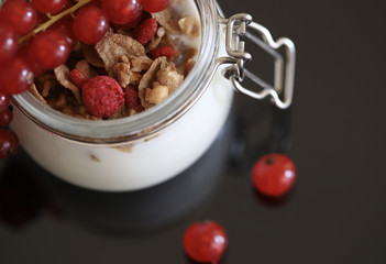 colazione con yogurt cereali e frutta
