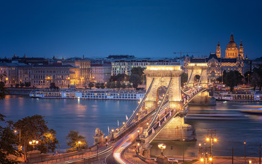 Fototapeta premium The famous Chain Bridge in dusk