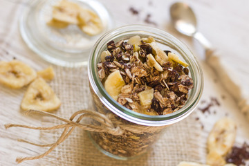 Müsli mit Schokolade und Banane
