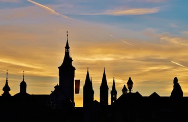 Würzburg, Altstadtsilhouette vor Sonnenaufgang