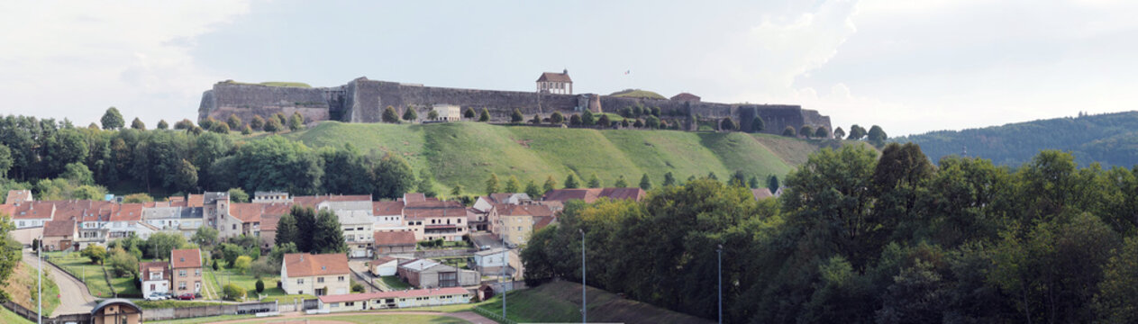 Zitadelle von Bitsch - Citadelle de Bitche &ndash; gelegen auf einem H&uuml;gel &uuml;ber der Stadt Bitsch - Panorama

