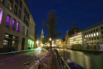 Fototapeta na wymiar Amsterdam夜の街と運河