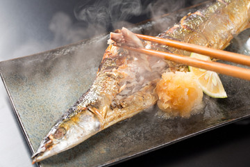 焼きたてサンマを食べる
