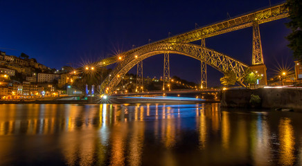 Die erleuchtete Brücke Dom Luis I über den Douro in Porto bei Nacht
