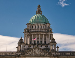 Dach vom Rathaus in Belfast mit Figuren und Fahne