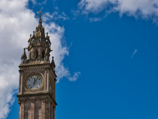 Fototapeta na wymiar Turmuhr in Belfast bei blauem Himmel mit Wolken