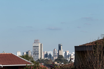 Fototapeta premium Vista dos prédios da cidade grande em dia ensolarado