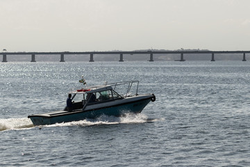 Barco passando em frente &agrave; ponte rio/niter&oacute;i