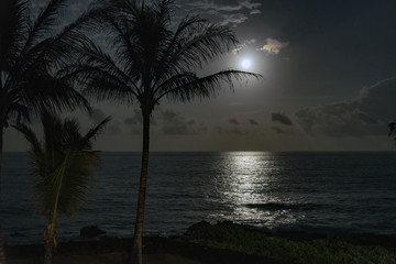 Fototapeta na wymiar Super Moon's light path on the Island of Hawaii
