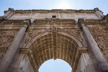 Obraz premium Looking up at the Arch of Septimius Severus, located at the northwest end of the Roman Forum in Rome
