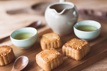 mooncake with tea